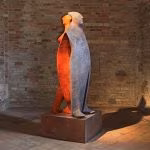 Wilhelm Senoner_Schiena a schiena_2009_legno di tiglio_colori acrilici e terre_cm 225x88x80_©Filippo Simonetti