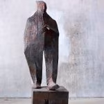 Wilhelm Senoner_Uomo con sigaro_2016_legno di tiglio_colori acrilici e terre_cm 195x60x60_©Egon Dejori