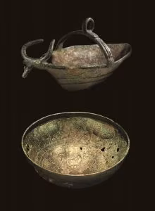 In alto navicella in bronzo dalla Sardegna nuragica. In basso coppa in bronzo con decorazione a sbalzo da tomba 74 Montevetrano1