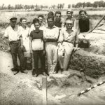 L'archeologo Pietro Guzzo, terzo da dx in seconda fila, scavi nel sito etrusco di Pyrgi (anni 50)