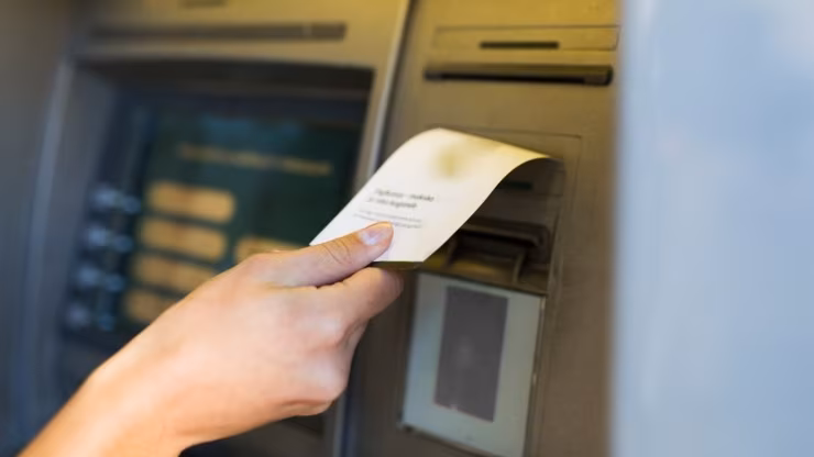 La truffa dello scontrino bancomat: come un foglio di carta può svuotare il conto La truffa dello scontrino bancomat: come un foglio di carta può svuotare il conto