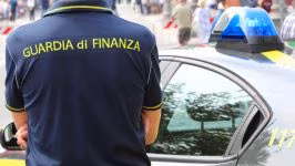 GUARDIA DI FINANZA TI ARRESTA
