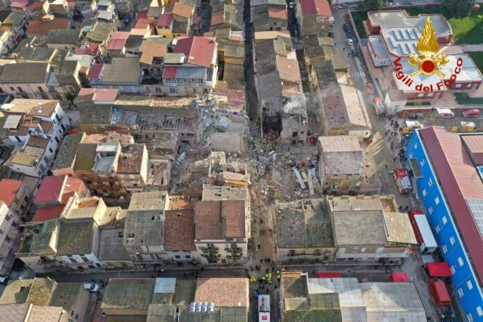 ESPLOSIONE E CROLLO DI UNA PALAZZINA A RAVANUSA I VIGILI DEL FUOCO AL LAVORO