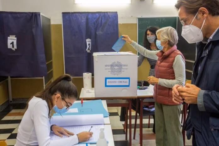 Votazioni comunali al seggio elettorale di via Goito