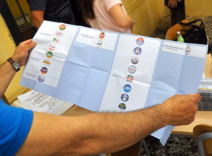 PALERMO - Elezioni Amministrative e Referendum,insediamento seggi elettorali in una scuola del centro