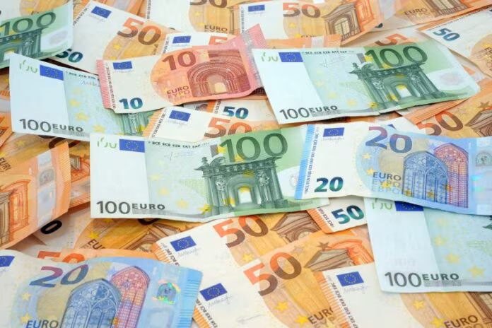 Milano - Soldi euro e aumento del costo della vita a causa della crisi economica