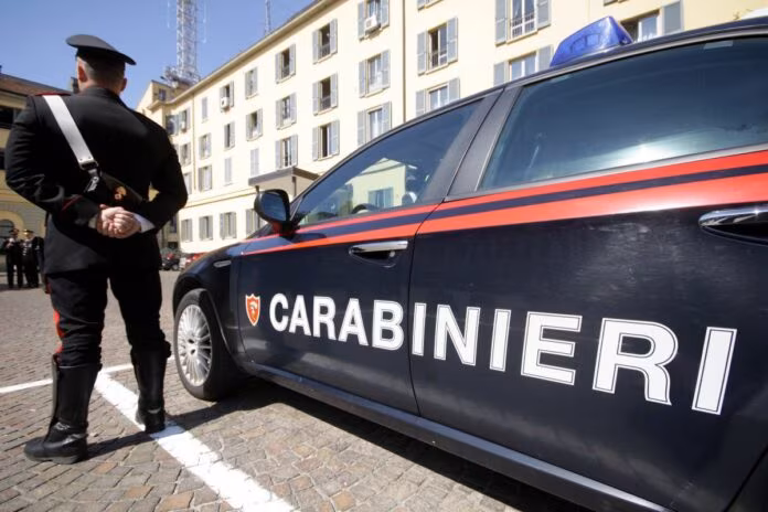 AUTO GAZZELLA DEI CARABINIERI CON CARABINIERE IN DIVISA, 112