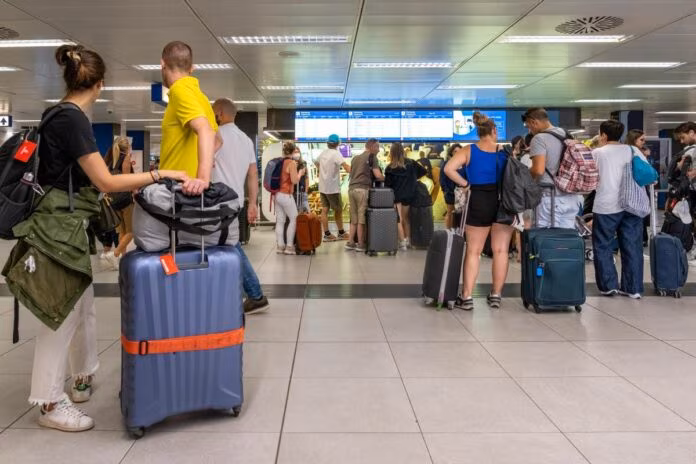 Folla di passeggeri all aeroporto di Linate