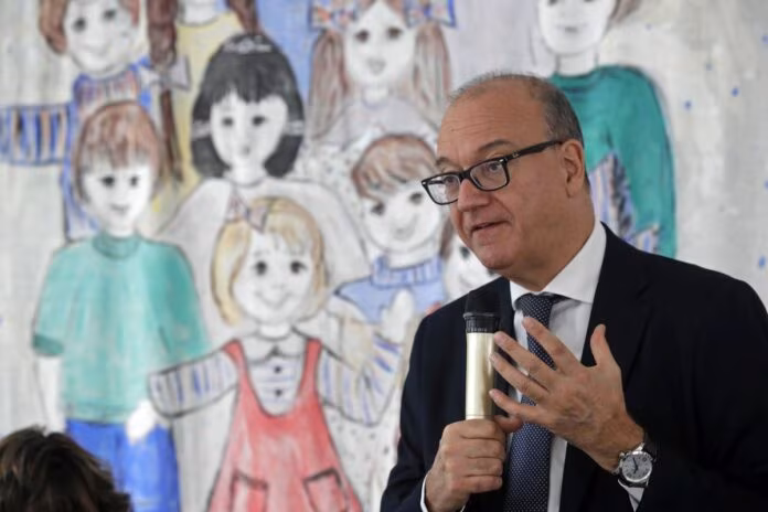 Napoli il ministro dell'Istruzione e del Merito Giuseppe Valditara all'Istituto Comprensivo 46 Scialoja Cortese