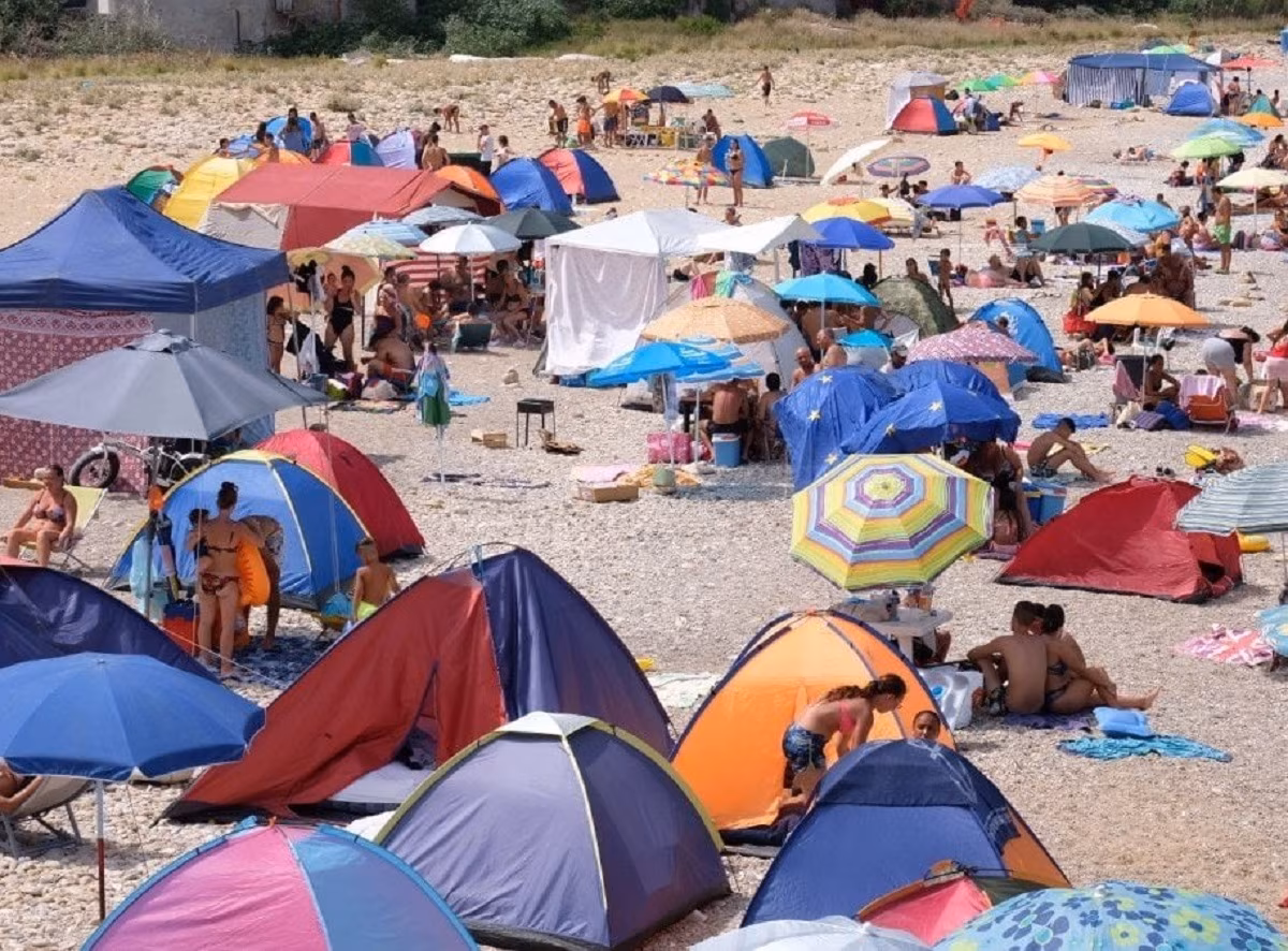 Cronista-presa-a-pugni-mentre-filma-sgombero-tende-spiaggia