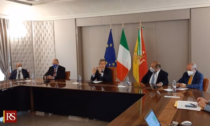 Vaccino, in Sicilia al via da domani prenotazioni per gli over 50