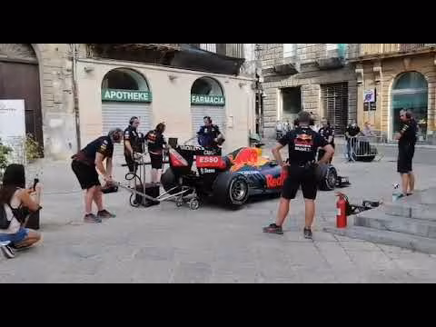 Auto da Formula 1 sfreccia in corso Vittorio Emanuele: ai Quattro Canti si gira uno spot