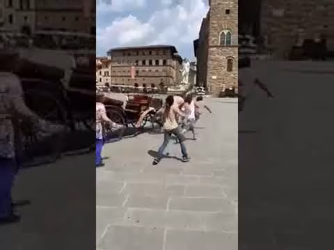 Cavallo imbizzarrito tra la folla a Firenze