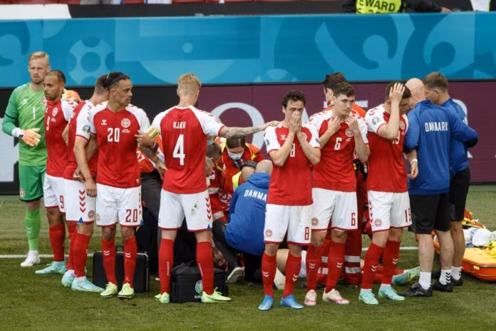 Paura per Eriksen, massaggio cardiaco in campo