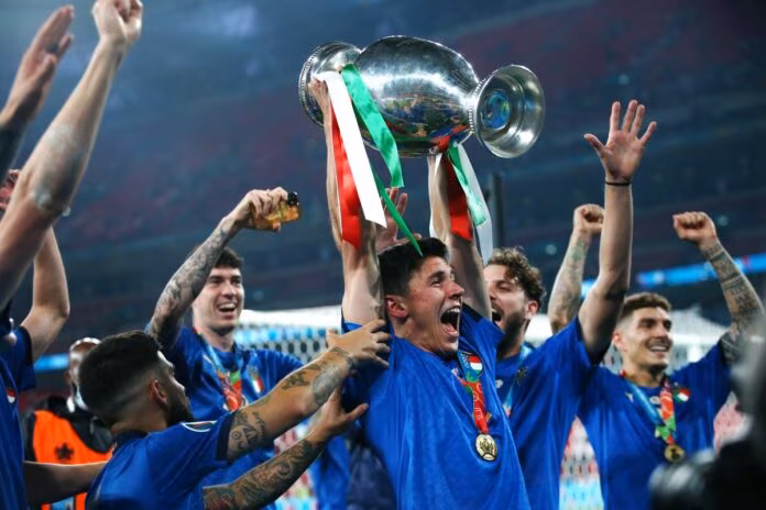 Centinaia di tifosi accolgono gli azzurri a Roma, cori e applausi