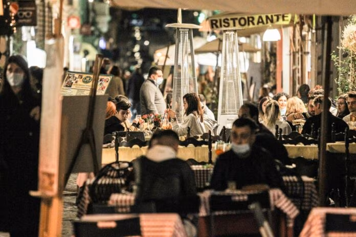 Dal 6 agosto Green Pass al chiuso per tavoli bar e ristoranti