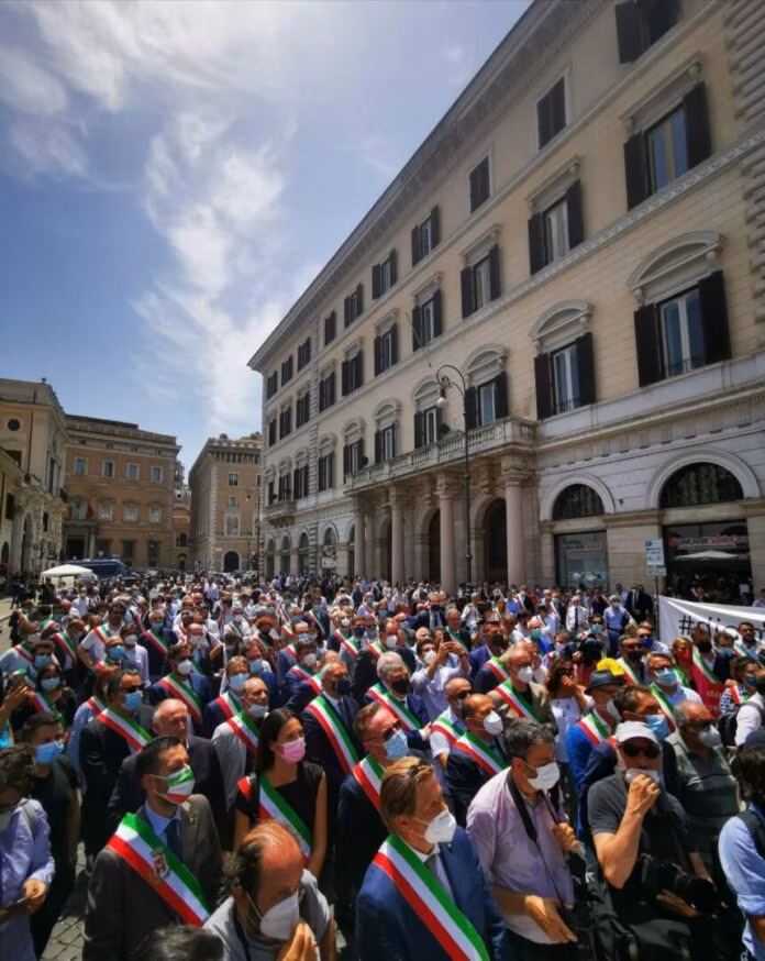 Sindaci siciliani in piazza a Roma chiedono dignità istituzionale
