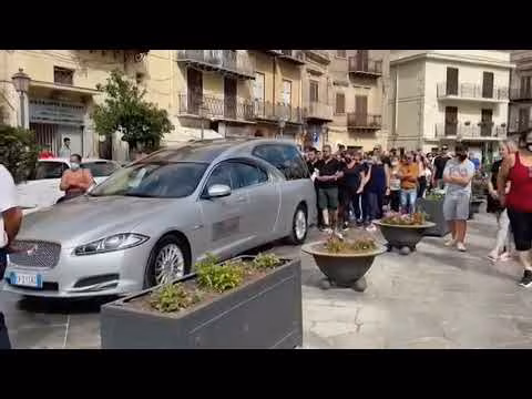 Ultimo saluto al piccolo Gabriele morto in un campetto di calcio