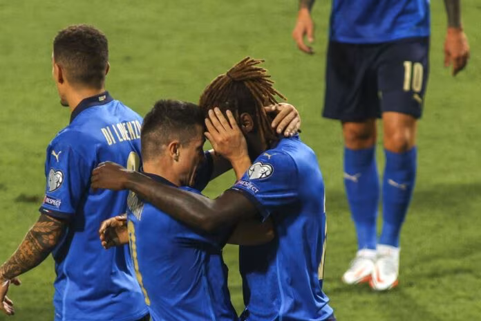 Show Kean-Raspadori, l’Italia travolge la Lituania 5-0