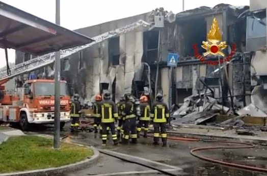 Aereo privato precipita nel Milanese, salgono a 8 le vittime