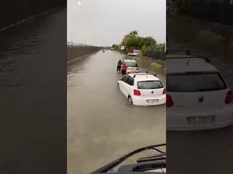 Alluvione in Sicilia: le strade diventano fiumi in piena