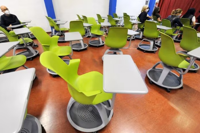 Scuola, Bianchi “Stanziati fondi per sostituire i banchi non a norma”