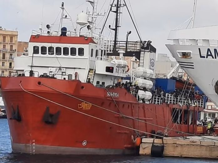 Trapani accoglie gli 847 migranti della Sea Eye 4, 170 sono minori