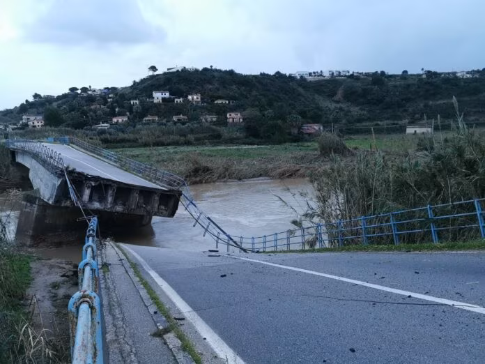 Maltempo, cede ponte San Bartolomeo