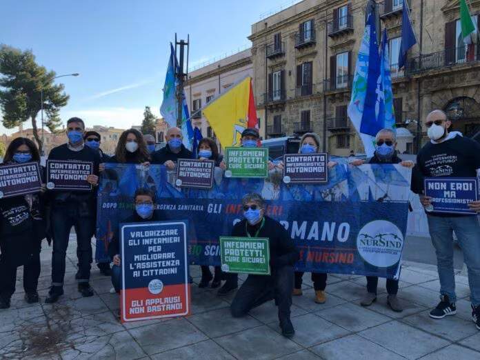 Infermieri in sciopero protestano a Palermo: “Gli applausi non bastano”