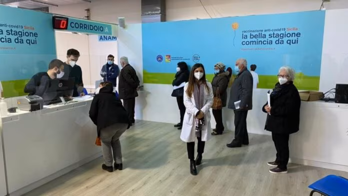 Vaccino, Hub Fiera Messina aperto anche di notte per gli over 50