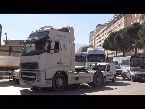 La protesta degli autotrasportatori si allarga, blocco Tir al Porto di Palermo