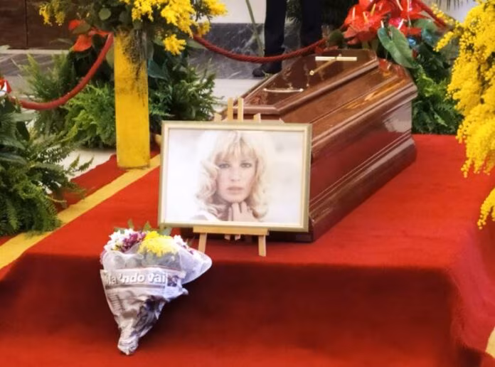 Monica Vitti, omaggio in camera ardente tra mimose, foto e video