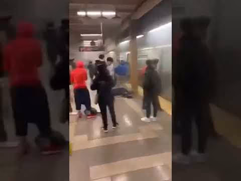 Attentato a New York, spari in metropolitana a Brooklyn: almeno 13 feriti, due sono gravi