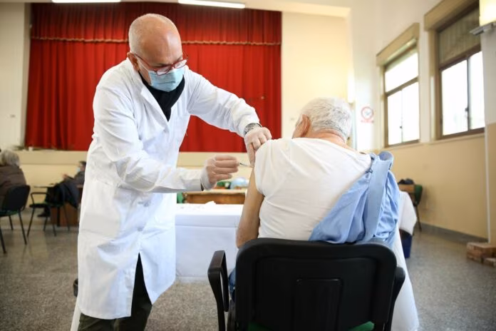 Covid, al via in Sicilia prenotazioni della 4^ dose di vaccino per over 80