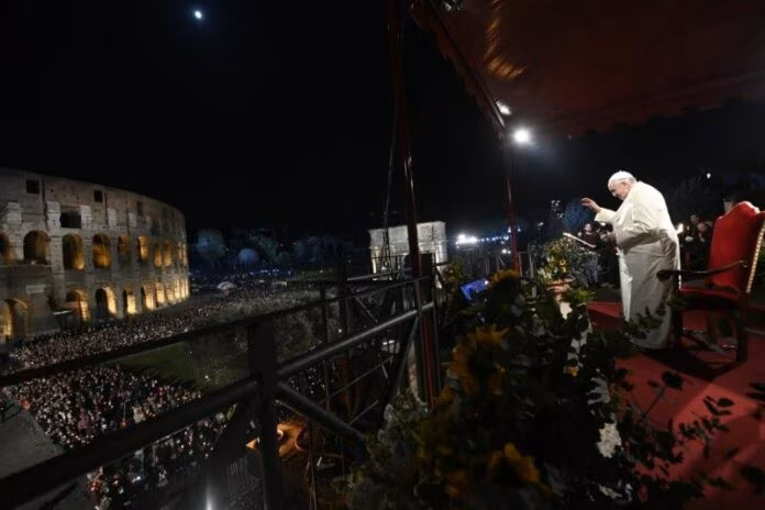 Papa Francesco alla Via Crucis “Dio disarma la mano di chi uccide”
