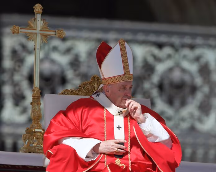Una famiglia ucraina e una russa alle ultime stazioni della Via Crucis