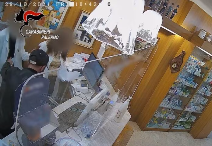 Rapine nelle farmacie del centro, due arresti a Palermo