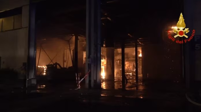 A Roma brucia la discarica di Malagrotta, operazioni complesse