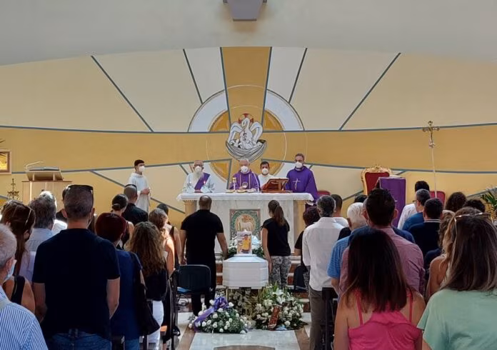 A Palermo l’addio al bimbo morto a Sharm “Portiamolo sempre con noi”