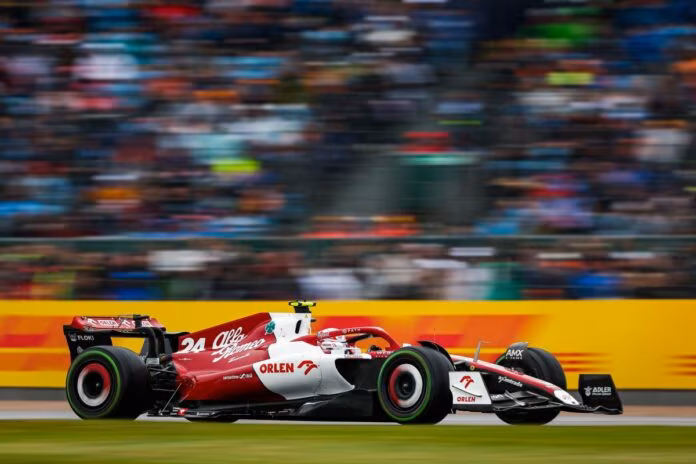 Incidente al via a Silverstone, paura per Zhou ma è cosciente