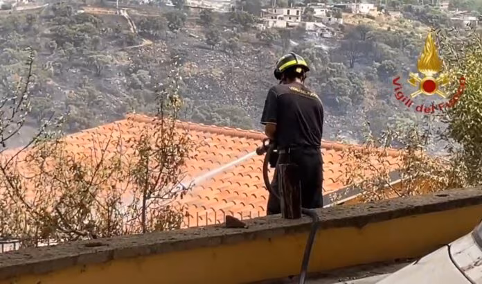 Incendi a Palermo, Prefetto “E’ intervenuto l’esercito”, Sindaco “Contiamo i danni”