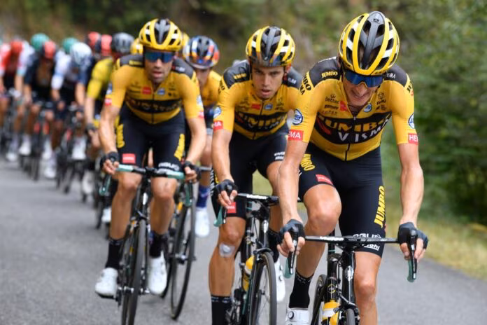 Jumbo-Visma domina crono a squadre, Gesink prima maglia rossa