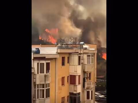 Palermo in fiamme, il fuoco lambisce i palazzi