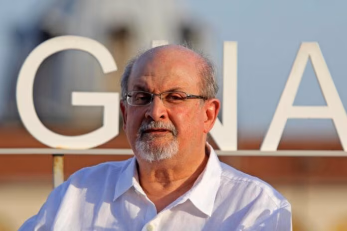 Salman Rushdie operato è attaccato a un respiratore