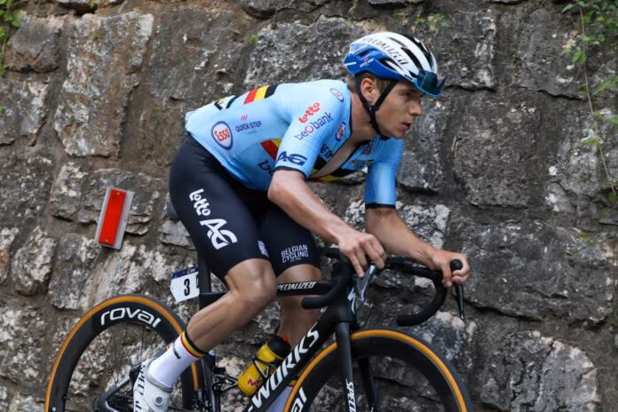 Evenepoel è oro mondiale, ritiro shock per van der Poel