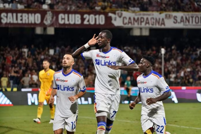 Prima vittoria stagionale del Lecce, Salernitana ko 2-1