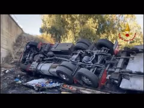 Camion vola giù dal viadotto dell'autostrada e finisce sulla strada sottostante