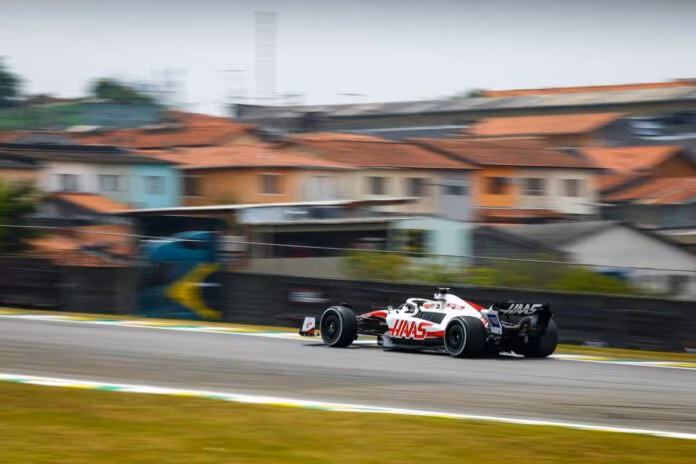 Pole Magnussen per la sprint in Brasile, male le Ferrari