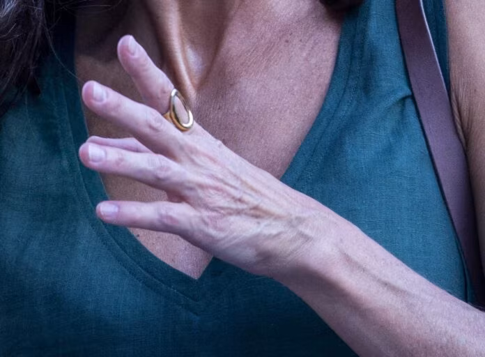 Violenza donne, giocatori Lnd Sicilia in campo con un segno rosso in volto