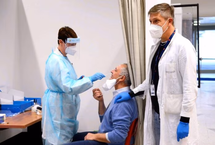 Covid, cala l’incidenza